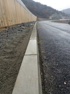 Isto ugradjeni ivicnjaci na putu, pre drugog nanosenja asfalta.