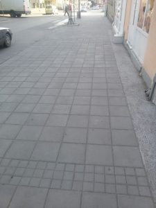 Slozen i ugradjen behaton na pesackoj stazi.