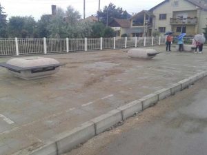 Betonski ivicnjaci i betonske kocke nase ugradjene za parking mesta i stazu.
