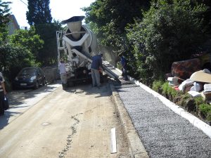Ugradnja ivicnjaka i betoniranje trotoara.