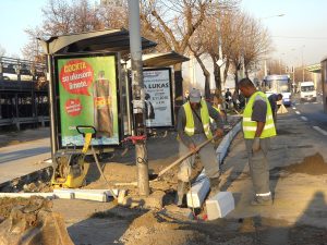Izvodjenje radova u toku oko autobuskog stajalista.